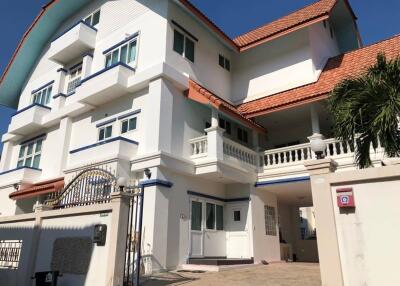 House for sale in Pattaya, Pattaya-Naklua Road 16, in the middle of Pattaya. Near Terminal 21 mall