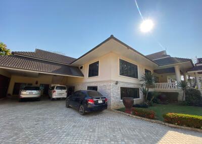 Luxury 6 bedrooms home for sale