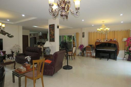 6 BR house with pool & pond for sale in San Sai