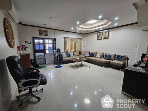 4-BR Townhouse near BTS Wongwian Yai