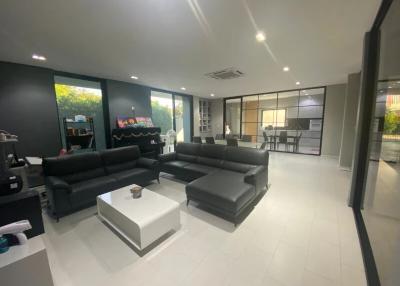Large 4-bedroom house for sale Chiang Mai, World Club Land Village. Just 5 minutes from the airport. Ideal for a peaceful and convenient lifestyle.