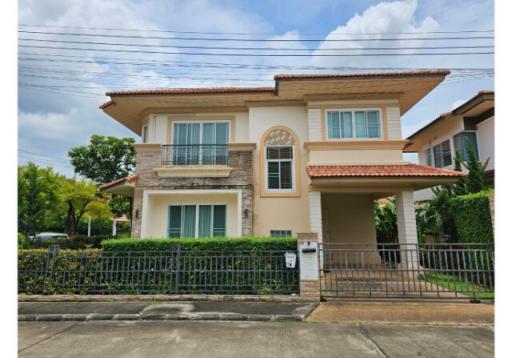 Explore this charming 3-bedroom house in Chai Sathan, Chiang Mai. Ideal for family living, great value for money, and a peaceful neighborhood