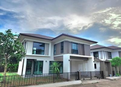 Discover your dream home in Chiang Mai! This 3BR, 3BA house in San Kamphaeng offers spacious living, lush surroundings, and top-notch amenities.