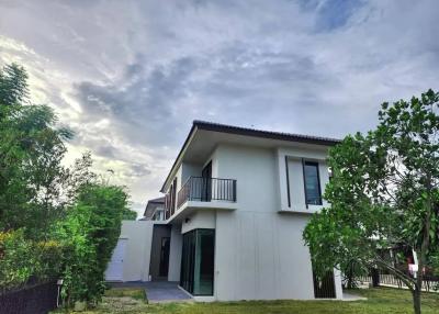 Discover your dream home in Chiang Mai! This 3BR, 3BA house in San Kamphaeng offers spacious living, lush surroundings, and top-notch amenities.