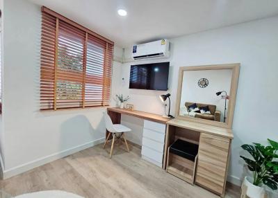 Newly renovated Studio condo for sale! 1 Bed, 1 Bath, fully furnished, and ready to move in. Excellent location near Chiang Mai University and MAYA mall.