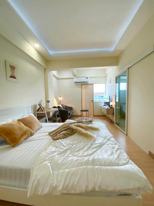 Discover this fully renovated condo in Nimman Maya, prime Chiang Mai real estate. 1 bed, 1 bath, great location, smart TV, appliances, and more. Explore now!