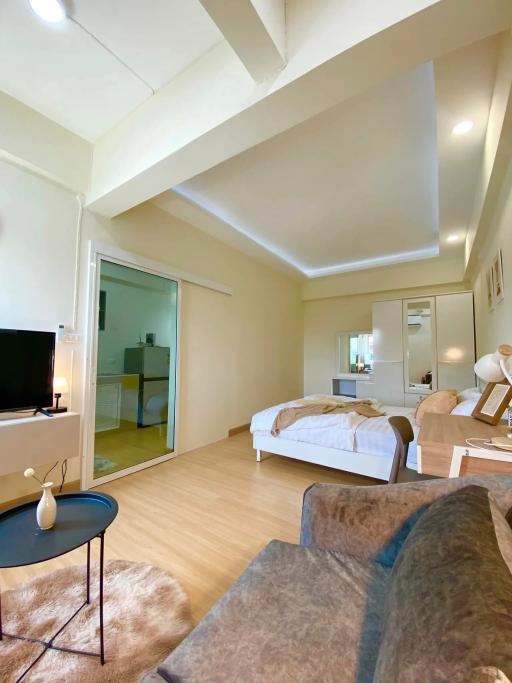 Discover this fully renovated condo in Nimman Maya, prime Chiang Mai real estate. 1 bed, 1 bath, great location, smart TV, appliances, and more. Explore now!