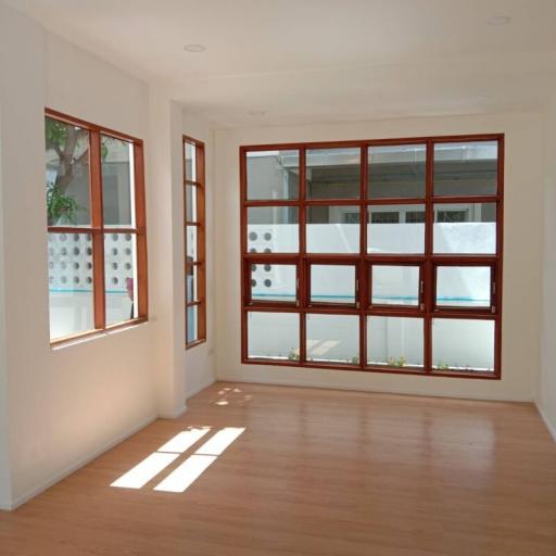 Discover an affordable house for sale in Chiang Mai! A 3-bed, 3-bath South-facing house with 2 living spaces, close to Maejo University and more. 3.49M THB.