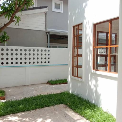 Discover an affordable house for sale in Chiang Mai! A 3-bed, 3-bath South-facing house with 2 living spaces, close to Maejo University and more. 3.49M THB.