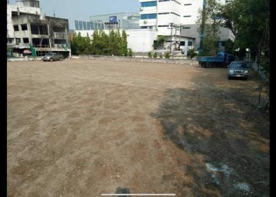 Prime 532 sqm land on Huay Kaew Nimman Rd, steps away from Maya mall. Build up to 24m high, demolish corner building for wider access, negotiable price.