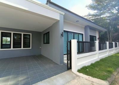 Chiang Mai house for sale single-storey house 3 bed, 2 bath, parking in Doi Saket. Perfect for families or entertaining. Easy access to local attractions.