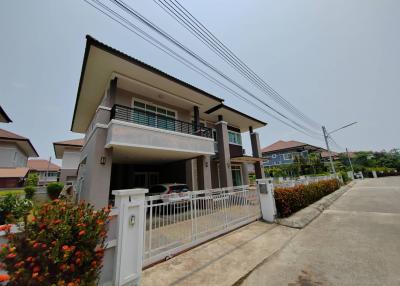 Chiang Mai House for Sale, this large Modern Contemporary House in Koolpunt Ville Village 16, 5 beds, 5 baths fully furnished.