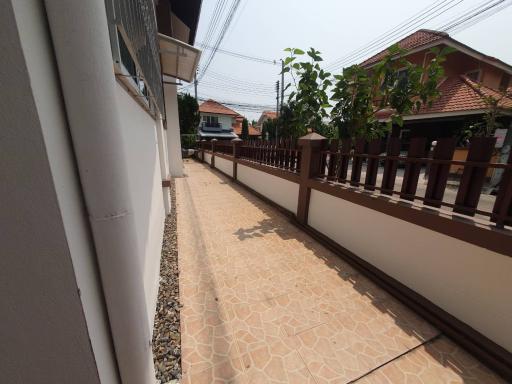 Spacious two-storey house for sale in Chiang Mai, with 2 kitchens, 5 air conditioners, and a large water tank in desirable Koolpunt Ville 9.