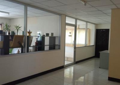 For sale Office building complex with 672 sqm usable space, 76 sqw land, with potential for repurposing, annual income of 230,000 from coms towers.