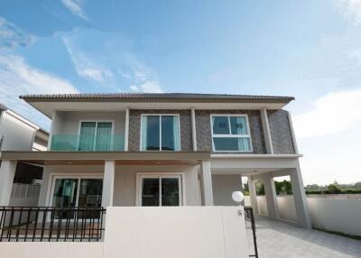 Modern Muji-Style 4 Bed, 4 Bath Dream Home  Move-In Ready