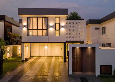 Beautiful two story modern home located in Ban Wang Tan a secure neighbourhood. Developer has a number of designs and plots.