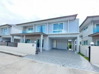 Gorgeous 2 story 4 bed. 4 bath home allrooms decorated and furnished in a modern Muji styled, home boasts Expansive open concept formal Living & Dining room.