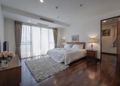 Spacious Apartment at Yenakart Sathorn