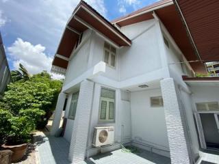 Single House in small compound at Ploenchit, Ruamrudee