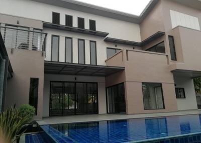 Single House with private pool at Sukhumvit soi 39