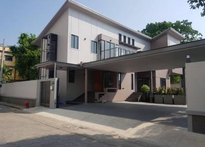 Single House with private pool at Sukhumvit soi 39
