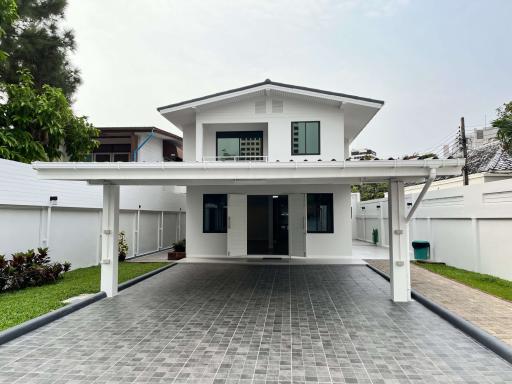 Single House at Phaholyothin soi 9 (Ari Area)