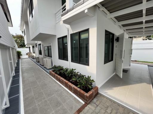 Single House at Phaholyothin soi 9 (Ari Area)