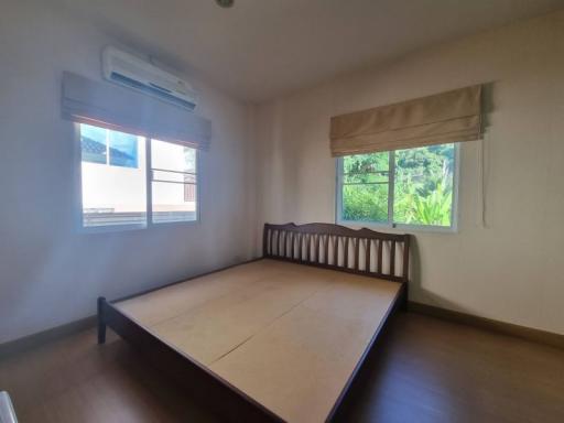 Single house for sale in Sriracha Maneerin Place Village 1, fully decorated.
