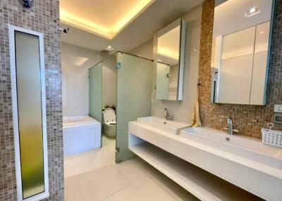 Condo for sale in Pattaya, The Sanctuary, seaside condo, next to Pattaya beach.