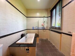 4 Bedrooms House Huay Yai H008733