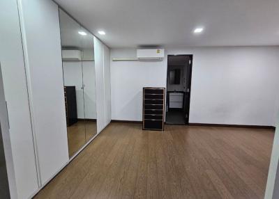 For RENT : Avenue 61 / 2 Bedroom / 2 Bathrooms / 190 sqm / 90000 THB [11113253]