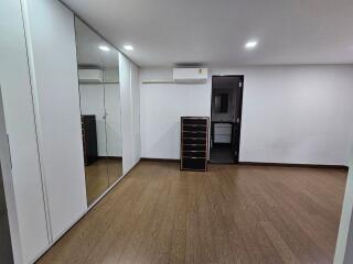 For RENT : Avenue 61 / 2 Bedroom / 2 Bathrooms / 190 sqm / 90000 THB [11113253]