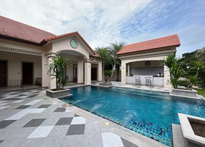 Luxury Pool Villa Next To Lake in Summit Green Valley