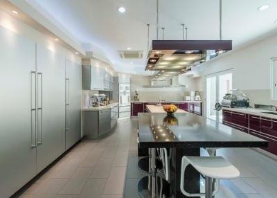 Luxury Home w/ Gaggenau Kitchen and High-end Home Theatre.