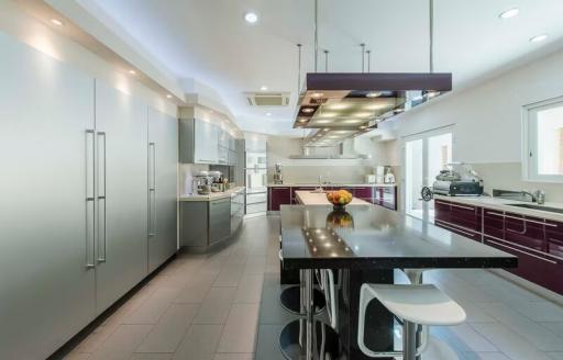 Luxury Home w/ Gaggenau Kitchen and High-end Home Theatre.