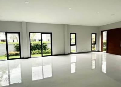 House for Sale in Bang Phli.