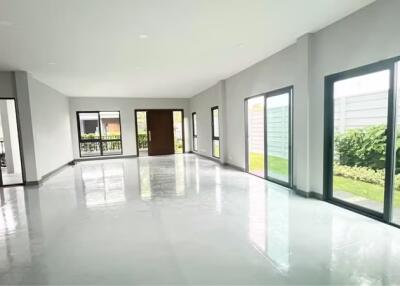 House for Sale in Bang Phli.