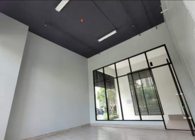 Commercial Unit for Sale in Khlong San