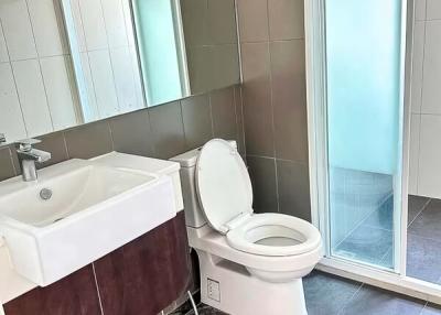 2 Bedroom Condo for Rent at Centric Huai Khwang Station