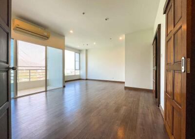 Unfurnished 4 Bed Condo w. Stunning Mountain View for Sale