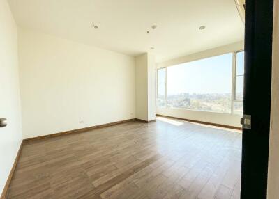 Unfurnished 4 Bed Condo w. Stunning Mountain View for Sale