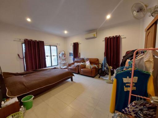 4 Bedrooms House in European Thai House Village East Pattaya H010420