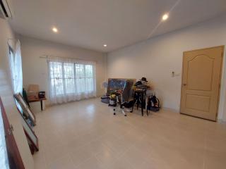 4 Bedrooms House in European Thai House Village East Pattaya H010420