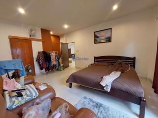 4 Bedrooms House in European Thai House Village East Pattaya H010420