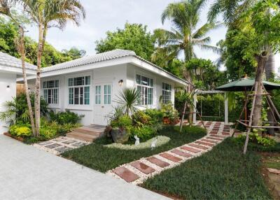 English Cottage-Style Pool Villa at San Kamphaeng