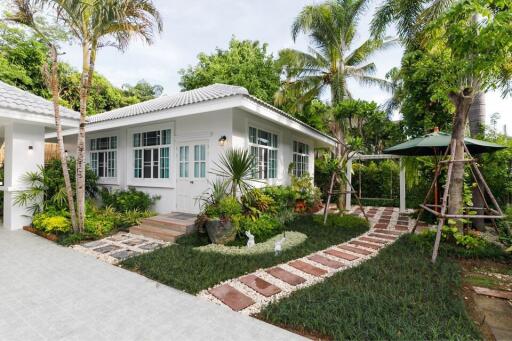 English Cottage-Style Pool Villa at San Kamphaeng