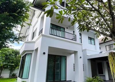 Good house with auspicious signs