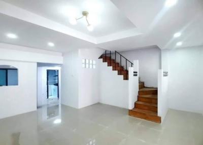 Townhouse for sale in Muang Mai, Chonburi, great location, convenient travel.