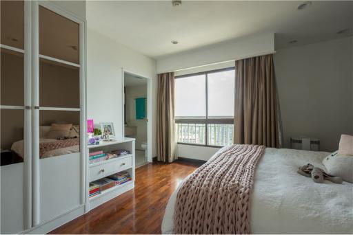 High-Rise Luxury Living: 3 Bedrooms, 3 Bathrooms, Size 240 Sqm, Fully-Furnished - 920071001-12443