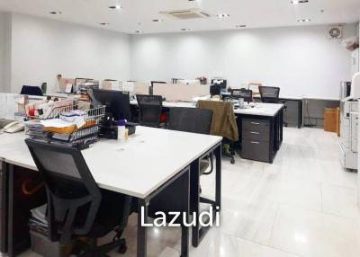 100 SQ.M Office space for rent in Watthana